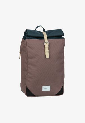 Rolltop-Rucksack aus dunkelblauem und braunem Canvas. Mit einem Leder-Riemen und einer Metall-Schnalle, einer seitlichen Reißverschlusstasche und schwarzen Akzenten.