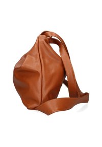 Bruine leren handtas met een slungelige vorm, gebogen ontwerp en platte schouderband. Getextureerd oppervlak met zichtbare stiknaden.