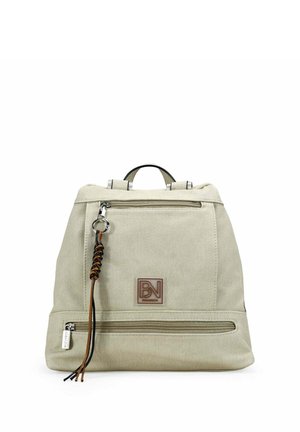 Mochila de lona beige con bolsillos frontales y en la parte inferior con cremallera, tirador de cremallera trenzado de cuero, asa superior y parche con el logo de la marca BN en marrón.