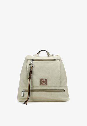 Mochila de lona beige con bolsillos frontales y en la parte inferior con cremallera, tirador de cremallera trenzado de cuero, asa superior y parche con el logo de la marca BN en marrón.