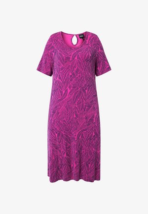 Lyhythihainen polvipituinen magentanvärinen mekko, jossa tummanvioletti lehtikuvio ja avonainen kaula-aukko.
