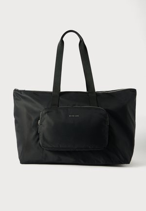 Musta nailonista olkalaukku, jossa on kaksinkertaiset kantokahvat ja edessä vetoketjullinen tasku. Hopeiset yksityiskohdat ja sileä pinta. Ylälaitassa vetoketjusuljenta.