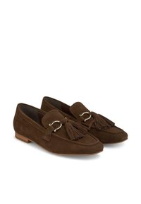 Bruine suède loafers met een platte zool, voorzien van een decoratieve gesp en franjes aan de voorkant, en gestikte details langs de randen.