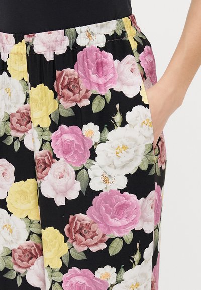 Blomstertrykk bukser med rosa, gule og hvite roser på svart bakgrunn, med elastisk midje og sidelommer.