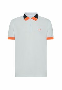 Polo shirt azzurro chiaro con colletto nero e dettagli arancioni. Maniche corte, patta con due bottoni e un piccolo logo sul petto.