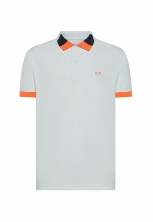 Polo shirt azzurro chiaro con colletto nero e dettagli arancioni. Maniche corte, patta con due bottoni e un piccolo logo sul petto.
