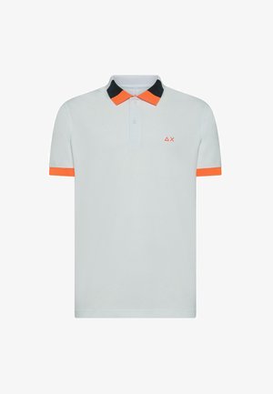 Polo shirt azzurro chiaro con colletto nero e dettagli arancioni. Maniche corte, patta con due bottoni e un piccolo logo sul petto.