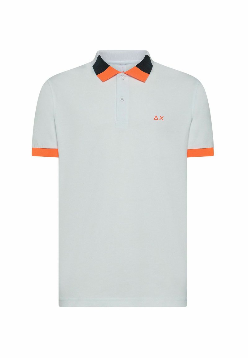 Polo shirt azzurro chiaro con colletto nero e dettagli arancioni. Maniche corte, patta con due bottoni e un piccolo logo sul petto.
