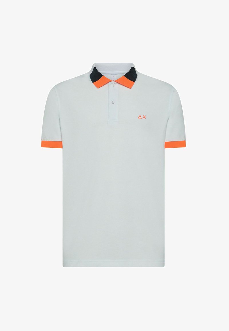 Polo shirt azzurro chiaro con colletto nero e dettagli arancioni. Maniche corte, patta con due bottoni e un piccolo logo sul petto.