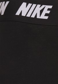 Czarne sportowe szorty z szerokim paskiem, z białym logiem "NIKE". Materiał wydaje się gładki, z dopasowanym krojem i bez widocznych wzorów.