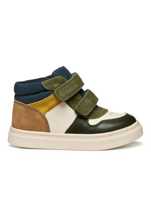 Baskets montantes en cuir vert avec des accents en daim beige, marron et jaune, équipées de bandes velcro et d'une semelle en caoutchouc texturé.