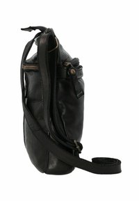 Borsa in pelle nera con chiusura a zip, forma rotonda, tracolla regolabile, tasca laterale e superficie testurizzata. Accentuata da accessori in metallo.