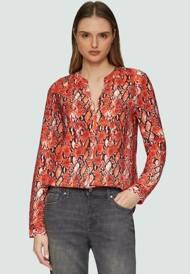 Bluse mit rotem und schwarzem Schlangenprint, langen Ärmeln, V-Ausschnitt und lockerer Passform. Hergestellt aus glattem, leichtem Stoff.