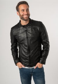 Zwarte leren motorjack met een ritssluiting aan de voorkant, geribbelde accenten op de schouders en mouwen, en zijzakken. Gladde textuur met een getailleerd ontwerp.