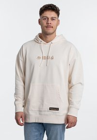 Beige hoodie gemaakt van een zachte stof, met een buidelzak, een capuchon met trekkoord en een Timberland logo label op de zoom. Subtiel grafisch ontwerp op de voorkant.