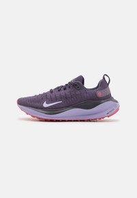 Scarpa da corsa viola con tomaia in mesh testurizzato, accenti neri, intersuola viola e suola rossa. Presenta un piccolo logo sul lato.