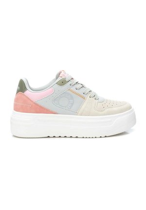Sneaker basso con suola bianca spessa, punta beige, pannelli grigi e rosa, lacci grigi e marchio discreto sul lato e sul tallone.