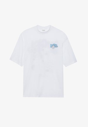 Witte katoenen t-shirt met korte mouwen, met een blauw "lucky you" grafiek en bloemdessin op het linkerborstgebied. Effen achterkant.