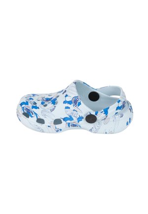 Weißer Clog mit blauen Cartoon-Mustern, mit einem geformten Design, Belüftungsöffnungen und zwei schwarzen Knöpfen an der Seite.