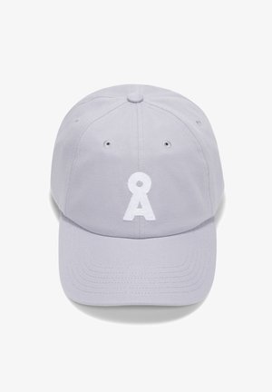 Casquette en coton gris avec un bord incurvé, arborant un logo texturé blanc à l'avant et des œillets de ventilation sur la couronne.