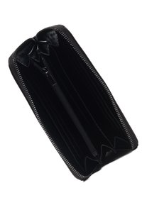 Czarny skórzany portfel z zamknięciem na zamek błyskawiczny, wyposażony w wiele przegródek na karty oraz centralną komorę na zamek błyskawiczny. Wnętrze wykończone ciemnym materiałem.
