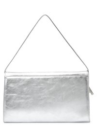 Metallisch silberne Clutch-Tasche mit einer glatten Textur, rechteckiger Form und einem einzigen Tragegurt. Reißverschluss oben und subtile Nahtdetails.