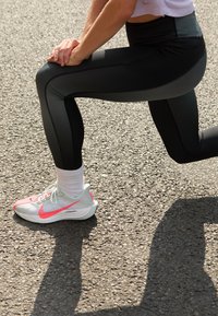 PEGASUS PLUS - Chaussures de running sur route - barely grey/hot punch/white/black
