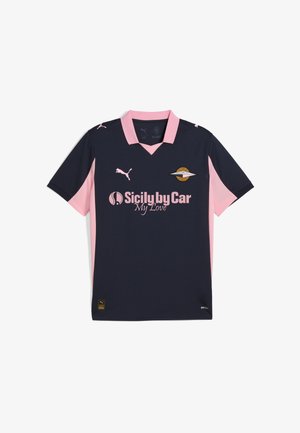 Marineblauw en roze voetbalshirt met een V-halsontwerp, met een logo en de tekst "Sicily by Car My Love" in roze. Gemaakt van ademende stof.
