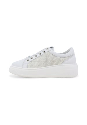 Sneaker bianchi con un pannello laterale grigio chiaro texture, punta rotonda, suola piatta in gomma e occhielli metallici per i lacci.