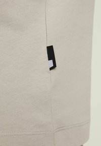 CHASIN' BRETT - T-shirt - bas - light grey