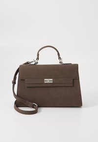 Sac à main en fausse suède marron avec un design structuré et rectangulaire, deux anses supérieures et une bandoulière amovible. Accents en métal argenté.