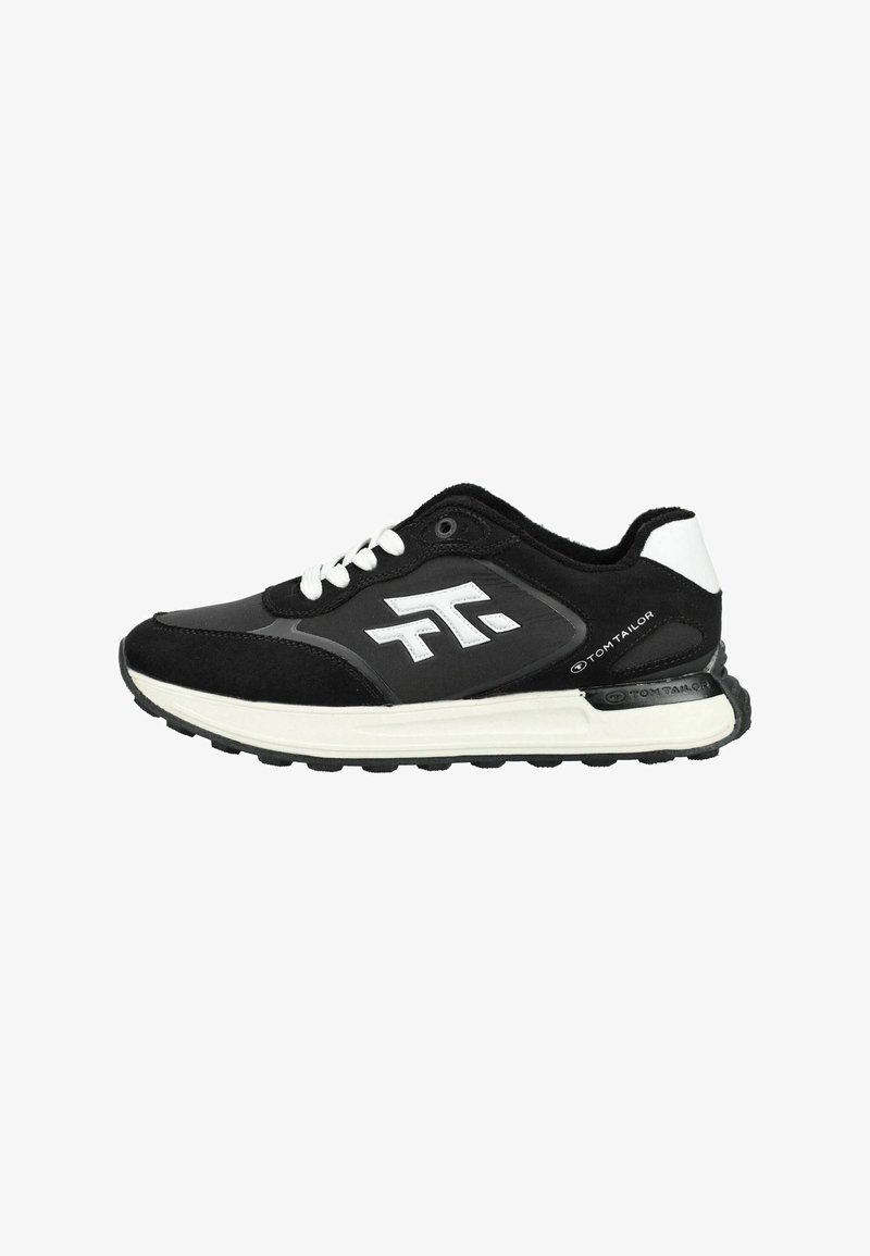 Baskets athlétiques en noir et blanc avec des lacets blancs, une semelle texturée et un logo blanc audacieux sur le côté, de la marque Tom Tailor.