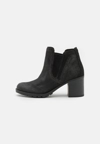 Sort ankelstøvle lavet af ruskind, med elastiske sidepaneler, rundet tå og en chunky hæl med teksturerede riller for bedre greb.