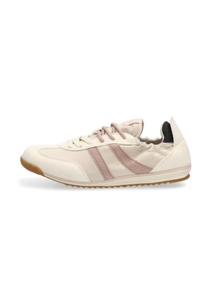 Zapatilla casual beige con franjas de ante rosa, cordones delanteros y suela de goma marrón, mostrada de lado sobre un fondo blanco.