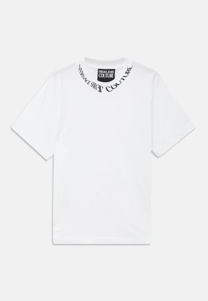 T-shirt de algodão branco com mangas curtas e decote redondo. Apresenta o texto impresso em preto "VERSACE JEANS COUTURE" ao redor do colarinho. Ajuste padrão.