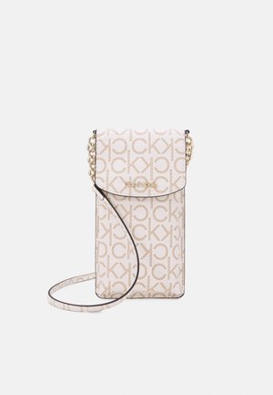 Kleine beige crossbodytas met herhalend "CK" logo patroon, gouden kettingriem en Calvin Klein logo op de voorklep.