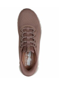Baskets tricotées marron avec une surface texturée, design à lacets, semelle intérieure rembourrée étiquetée "Air Cooled Memory" et semelle en caoutchouc.