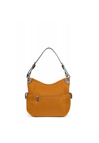 Oranje lederen handtas met een gebogen silhouette, verstelbare schouderband en een voorkant met ritszak. Bevat beige accenten en metalen sluitingen.