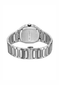 Reloj de acero inoxidable plateado con una caja circular texturizada, corona octagonal y una pulsera enlazada que presenta acentos de metal pulido y cepillado.