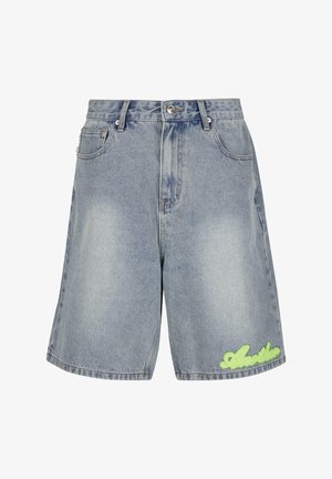 Shorts en denim bleu clair, à coupe ample, avec cinq poches, un système de fermeture à bouton et un logo brodé vert sur la jambe gauche.