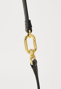 Sangle en cuir noir avec une texture lisse et un fermoir en métal doré à mousqueton ; dispose d'une attache en boucle pour fixer des objets.