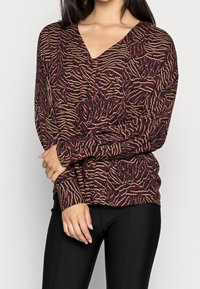 Burgunderroter Pullover mit langen Ärmeln, V-Ausschnitt, strukturiertem Animal-Print in Gold und Schwarz, enganliegenden Ärmeln und weichem Stoff.