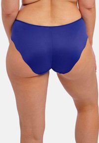 Fialové bikiny s hladkou texturou, vysokým pasem a vlnitými okraji. Zadní pohled zdůrazňuje tvar a střih.