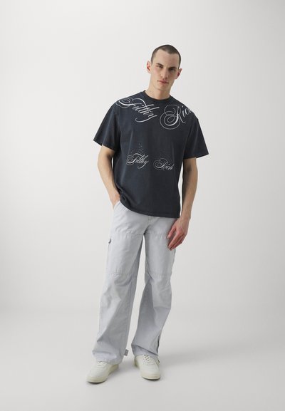 AVAVAV FILTHY RICH UNISEX - Trükipildiga T-särk - black