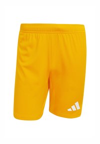 Gele sportshorts met een elastische tailleband, gemaakt van gladde stof, met een wit merklogo aan de onderkant van de linkerkant.