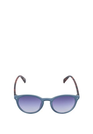 Ringikujulised päikeseprillid sinise valguslaiguga läätsedega ja kilpkonnamustriliste sangadega, kujutatud valgel taustal.