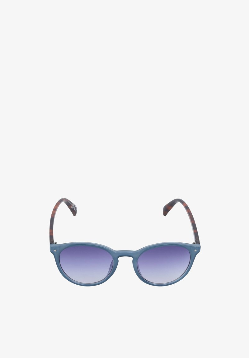 Gafas de sol con montura redonda, lentes con degradado azul y varillas con patrón de carey, mostradas sobre un fondo blanco.