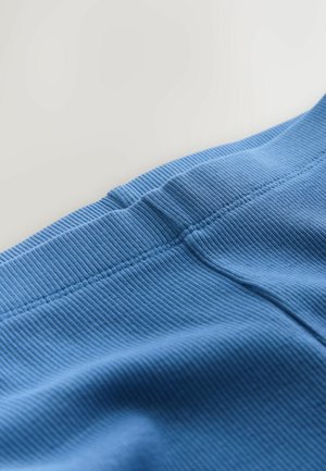 Material sportiv albastru cu un design texturat cu nervuri, echipat cu o talie netedă și cusături vizibile. Suprafața pare moale și flexibilă.