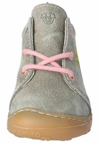 Szare skórzane buty z różowymi sznurowadłami, zaokrąglonym noskiem i przeszytymi detalami. Posiadają logo klauna i gumową podeszwę dla lepszej przyczepności.