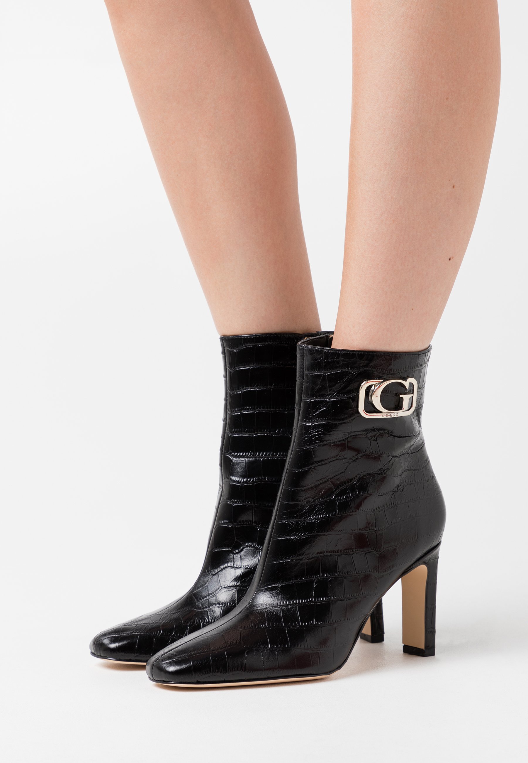 Enkellaarsjes van Guess: Nu tot −86% | Stylight